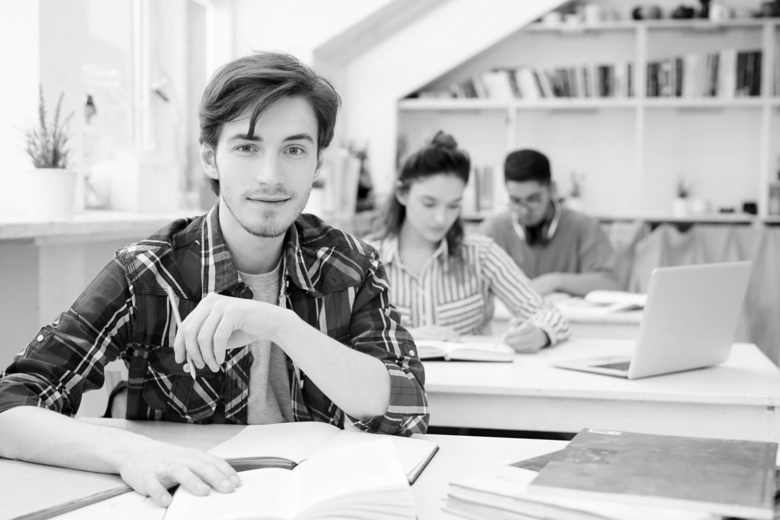 Grup de studenți participând la o sesiune de analiză financiară
